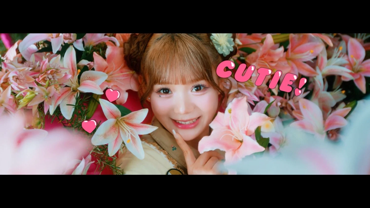 笑顔で花に囲まれるメンバー