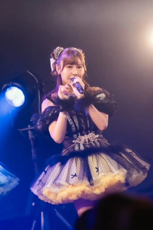 スポットライトを浴びて歌唱するアイドル