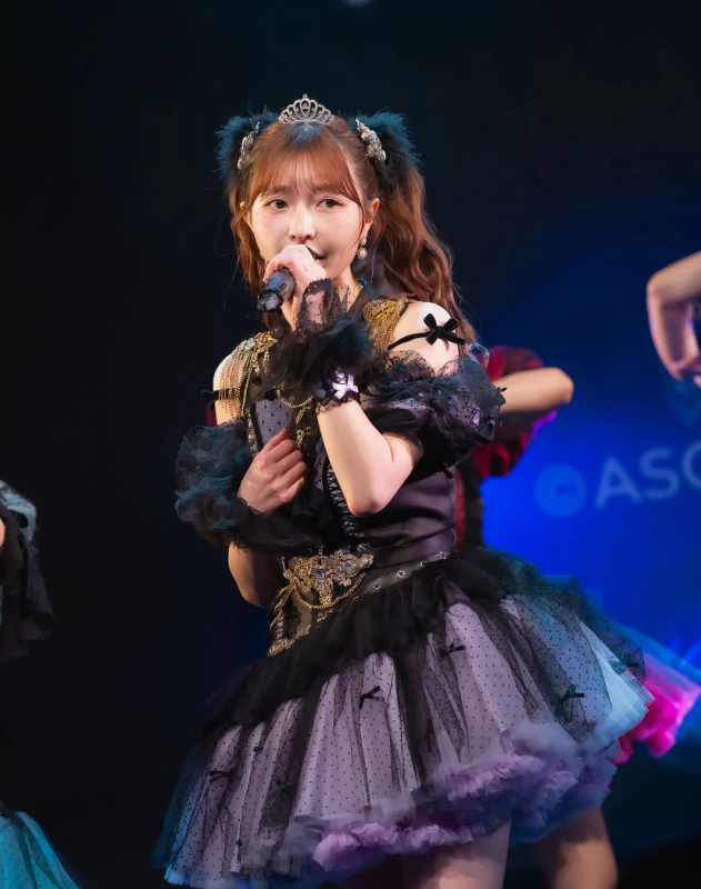 ステージでパフォーマンスするアイドル