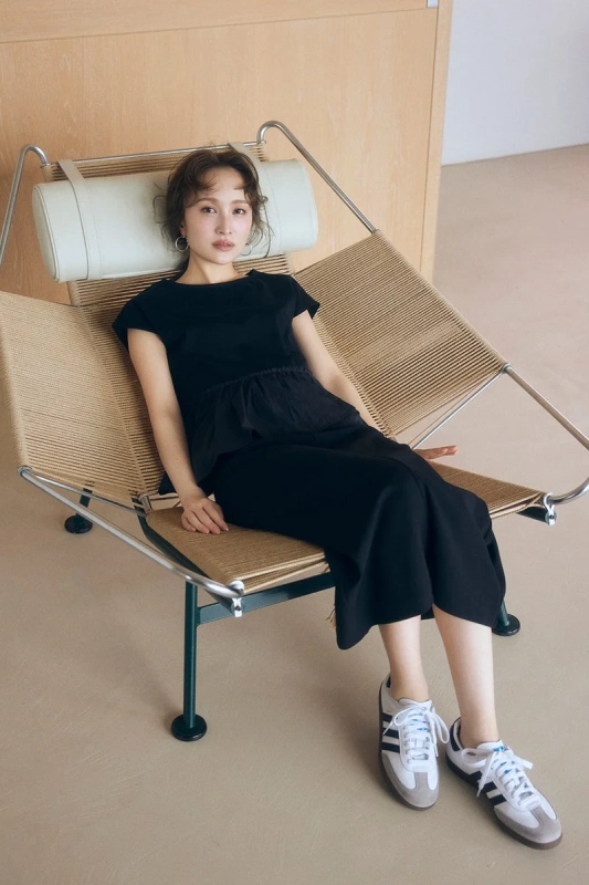 現代的なデザインの椅子に座る若い女性のポートレート