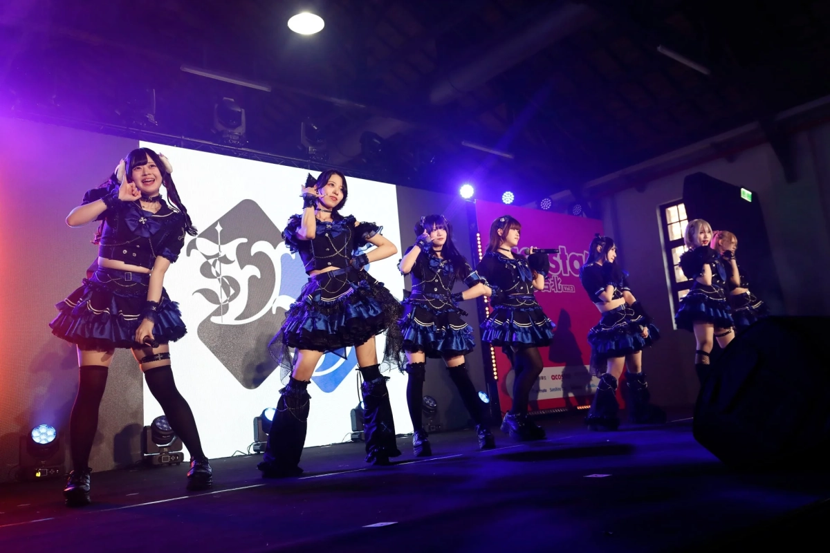 ライトアップされたステージのVVSiS