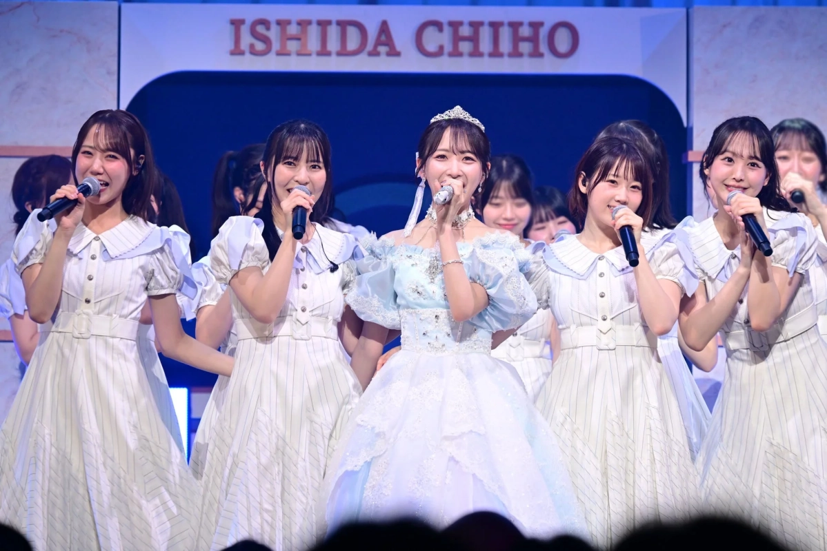 ティアラと水色ドレスの石田千穂とメンバー