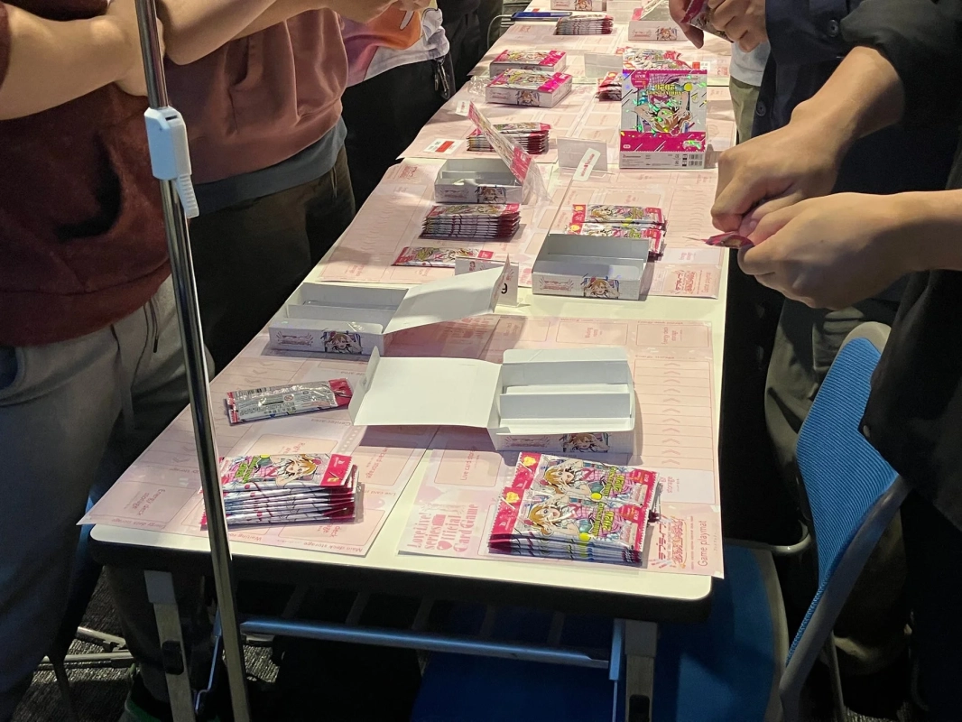 ラブカのカード開封イベントの様子
