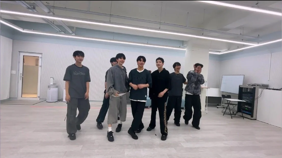 ダンススタジオで笑顔を見せるVIBYメンバー