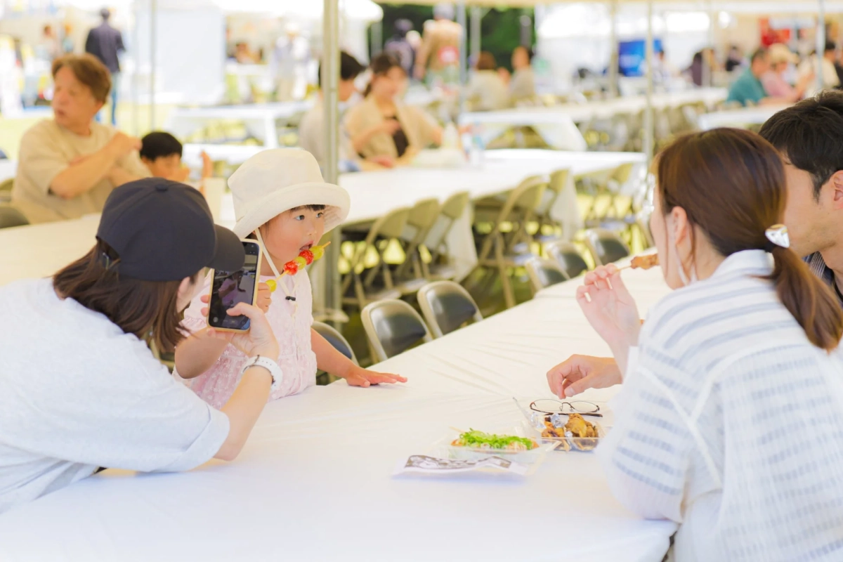 食事を楽しむ家族