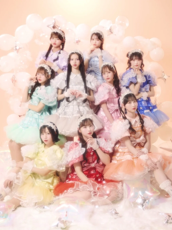 パステルカラーのフリルと星柄ドレスのアイドルグループ