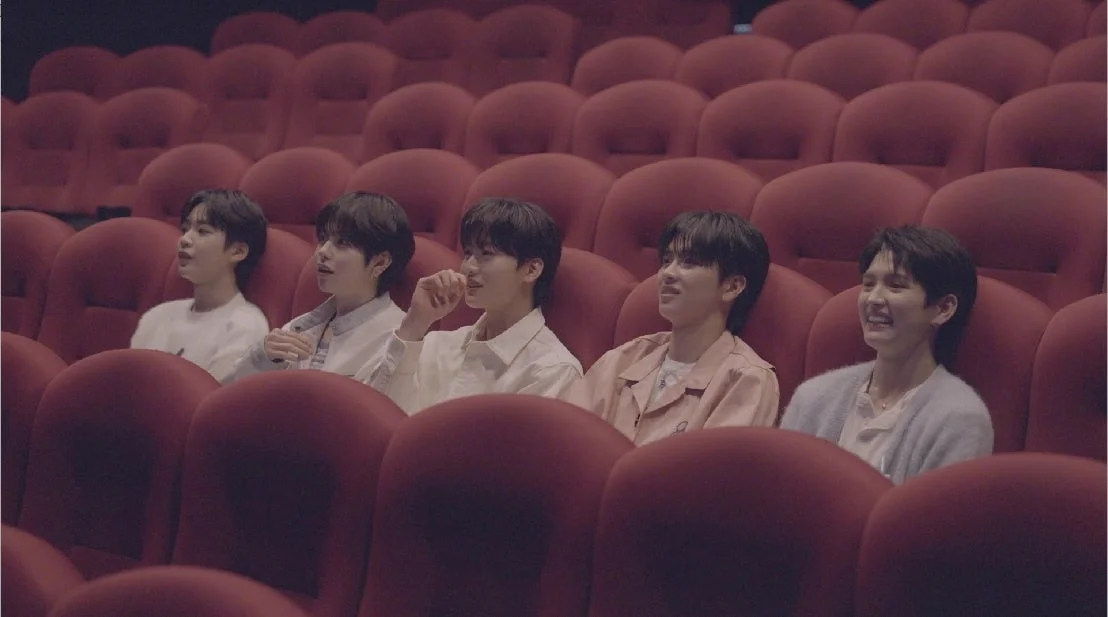 映画館で鑑賞するVIBYメンバー