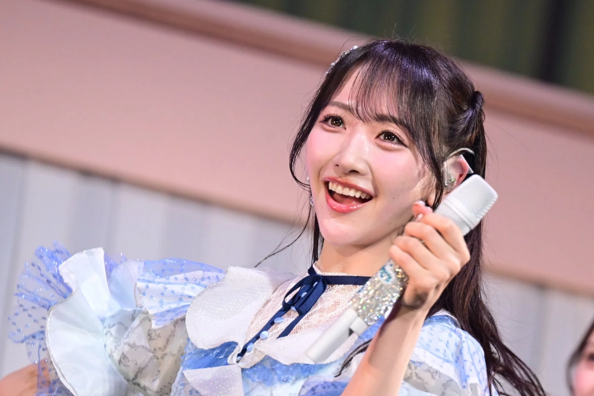 青い衣装で歌唱
