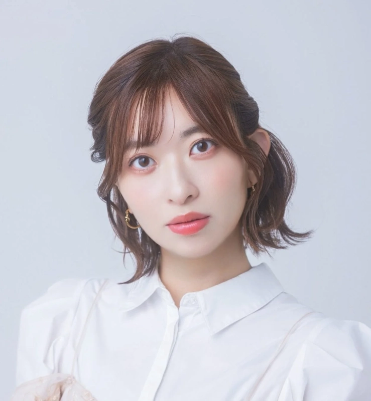 白いシャツを着た若い日本人女性のバストアップポートレート