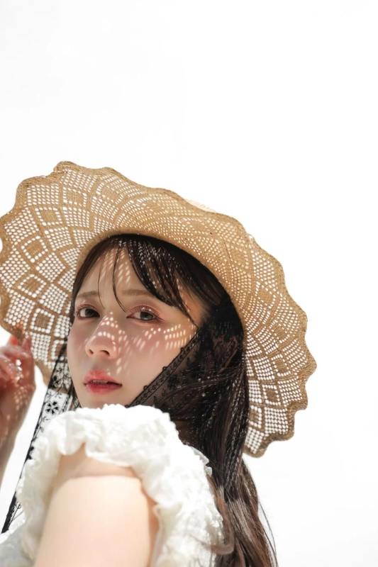 麦わら帽子をかぶった女性のポートレート