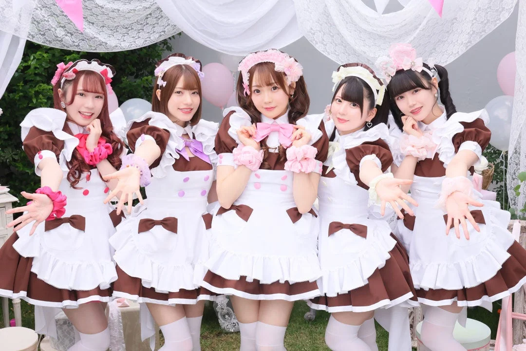 メイド服の女性グループ