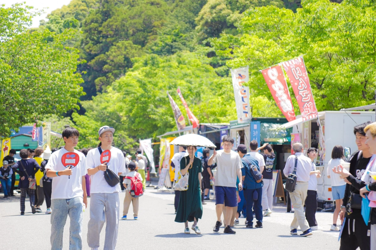 屋台が並ぶ道の様子
