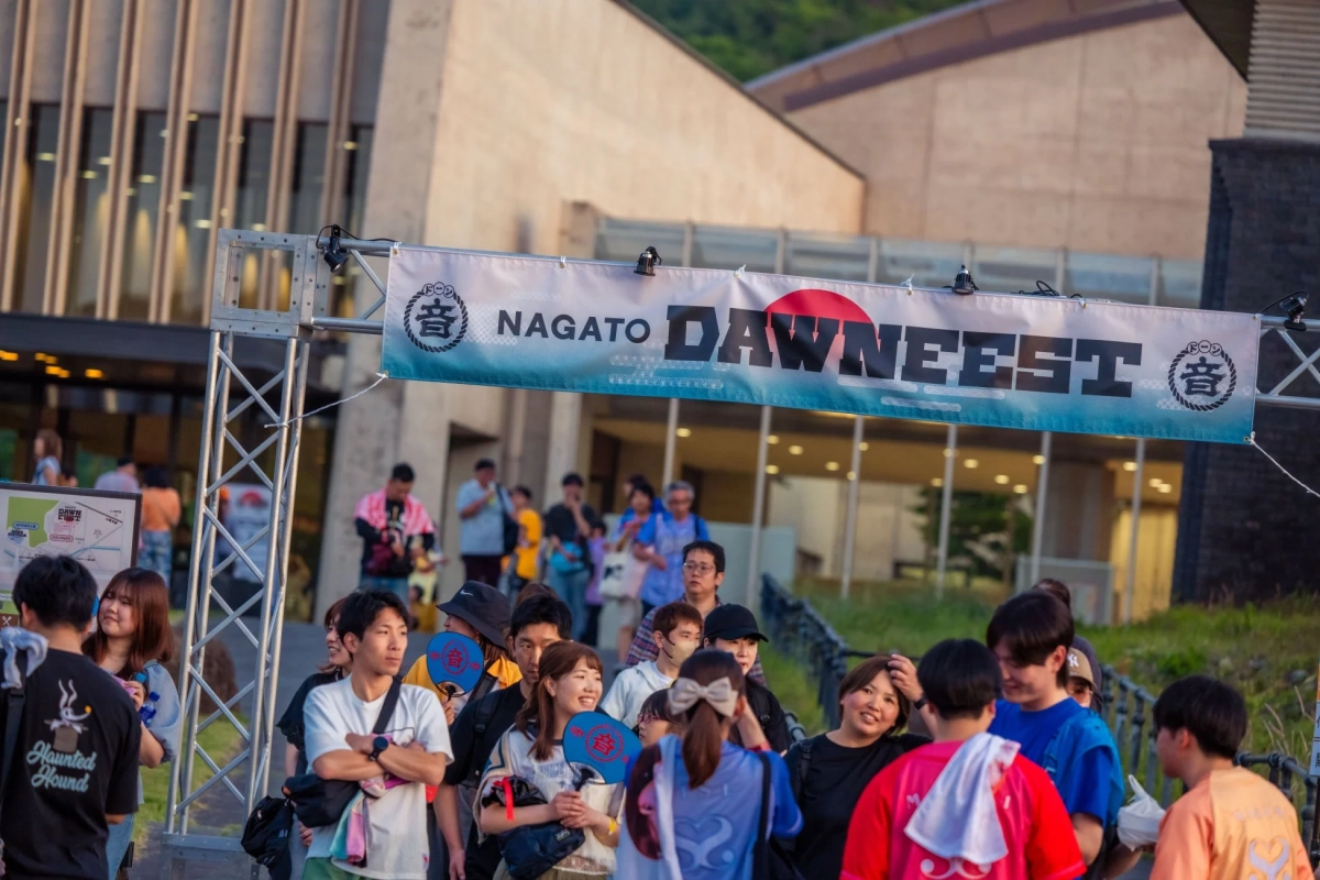 イベントバナーと人々