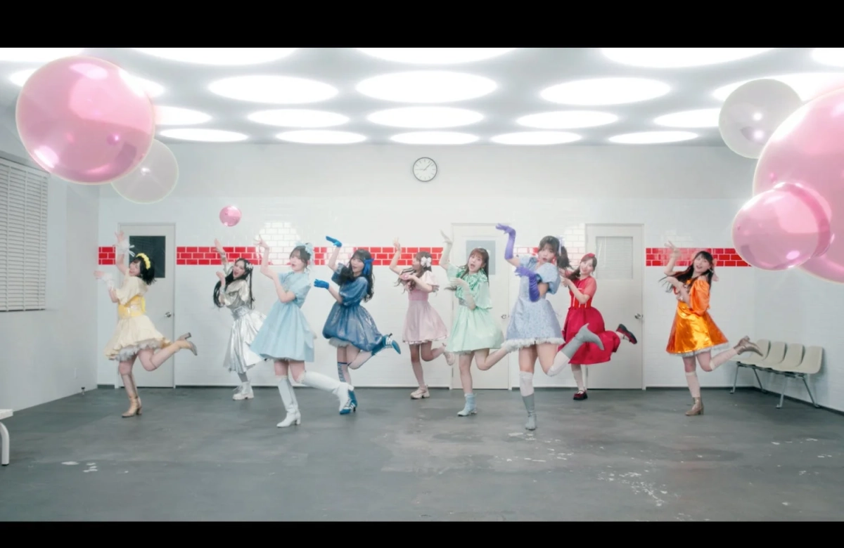 カラフル衣装でダンスするMORE STAR