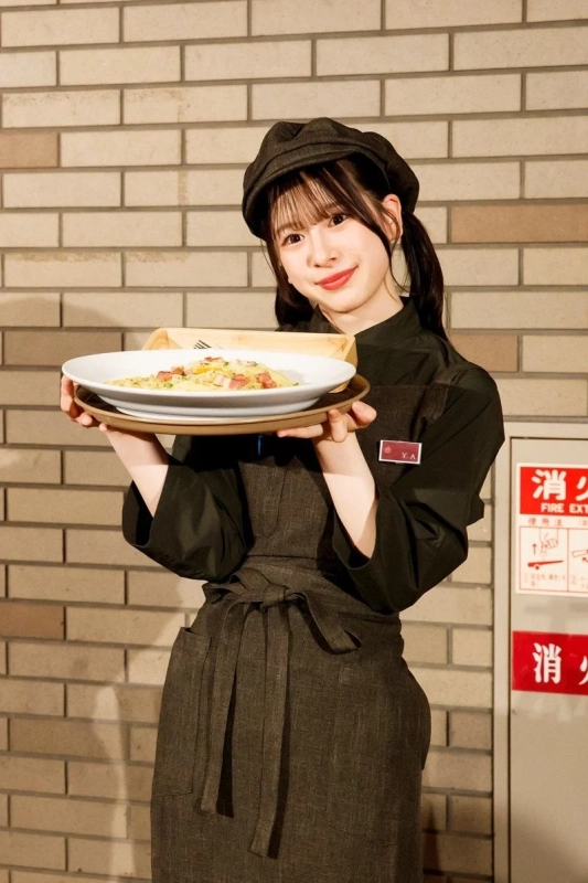 鎌倉パスタの店員姿の青原優花さん