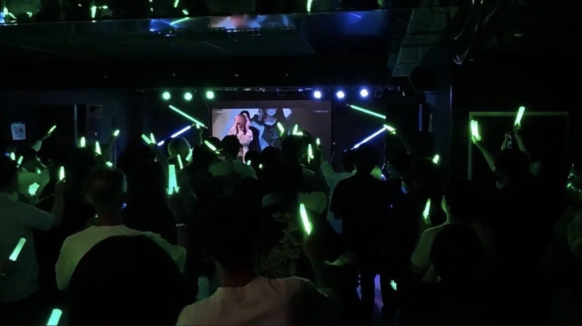 ライブ会場でペンライトを振る観客