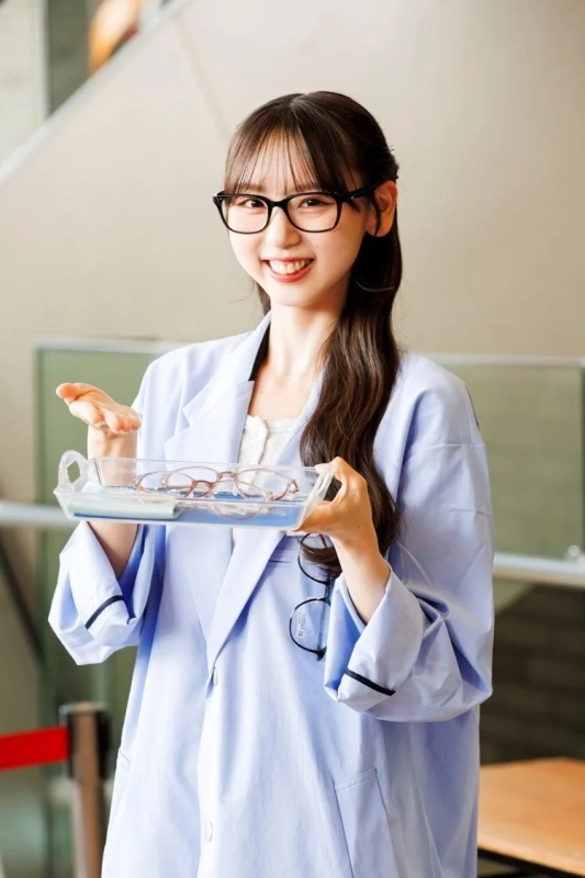 Zoffの店員姿の泉綾乃さん