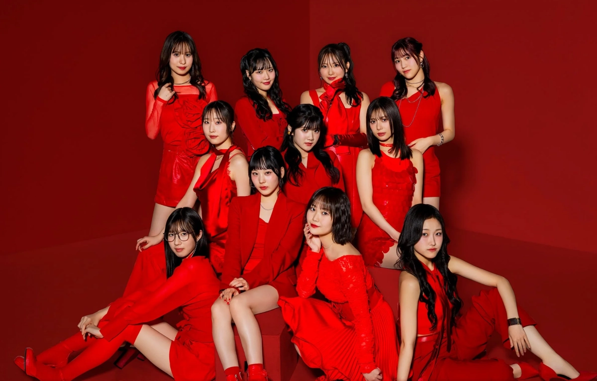赤い衣装のアイドルグループ