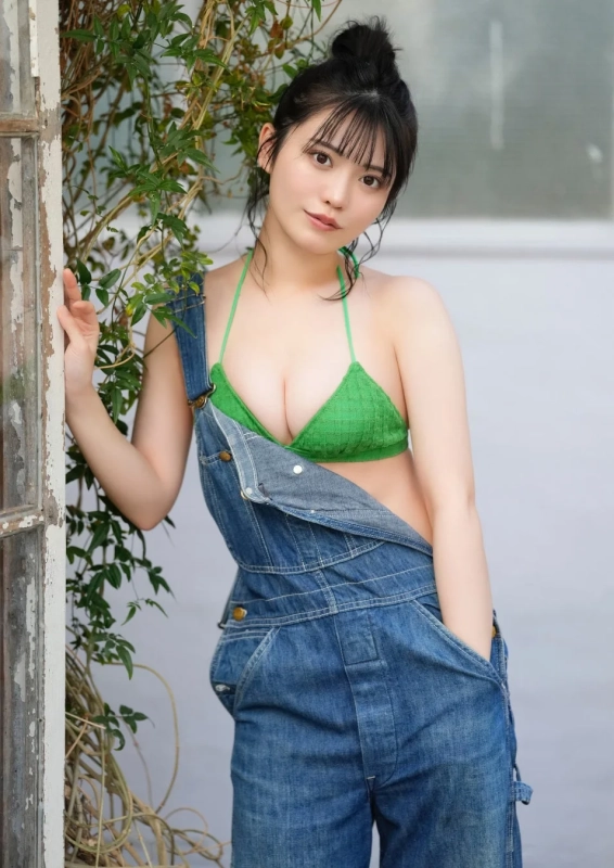 緑のビキニトップとデニムのオーバーオールを着用した石浜芽衣さん