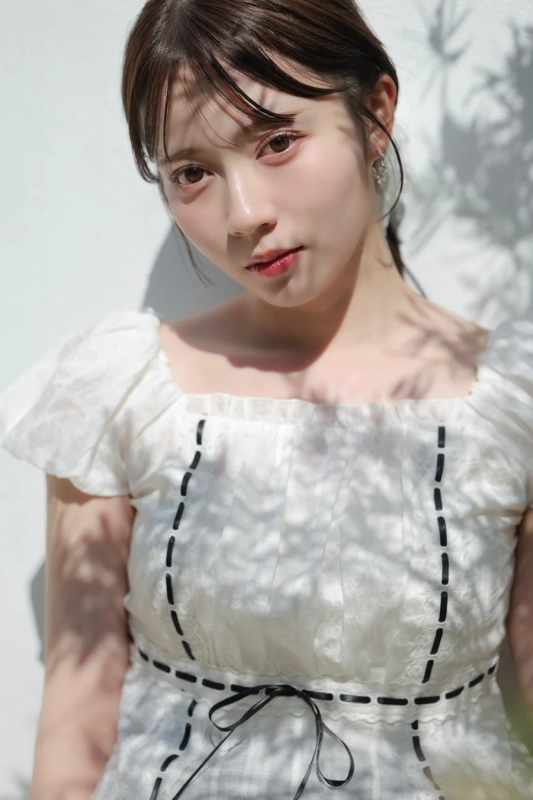 白いリボン付きのブラウスを着た若い女性のポートレート