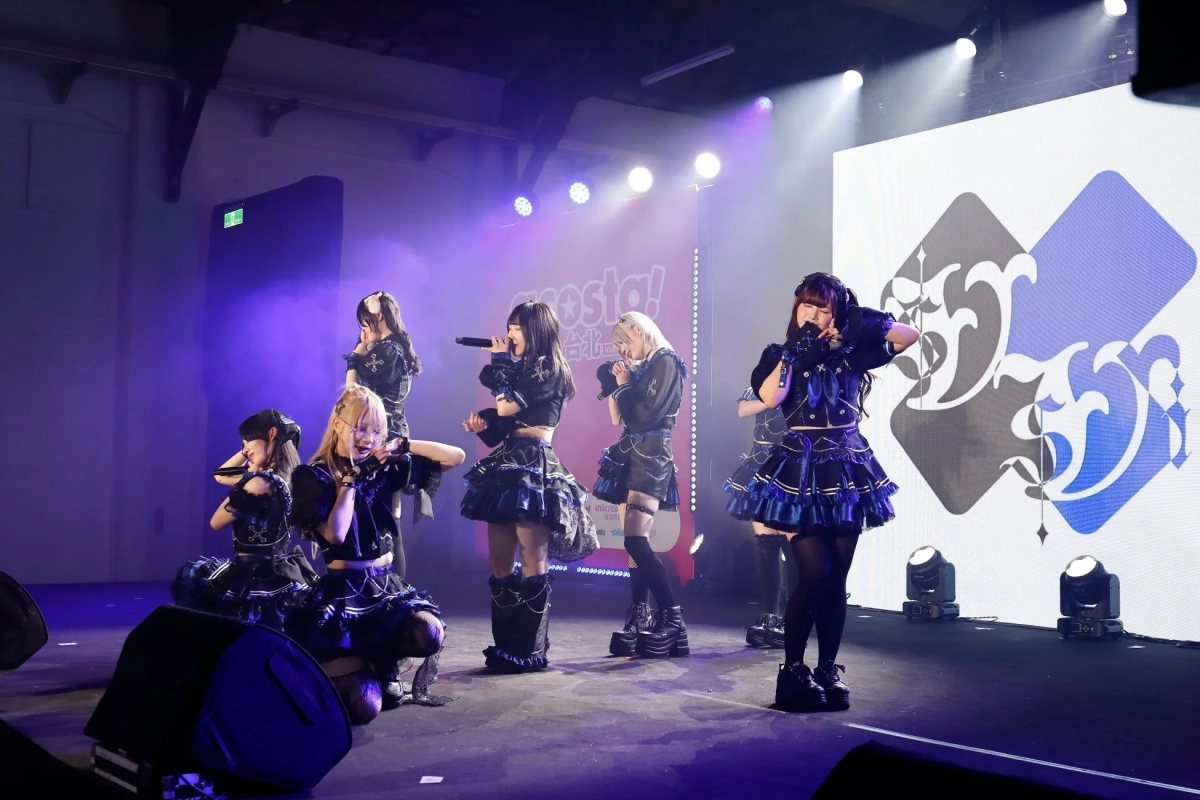 ステージで歌い踊るVVSiS