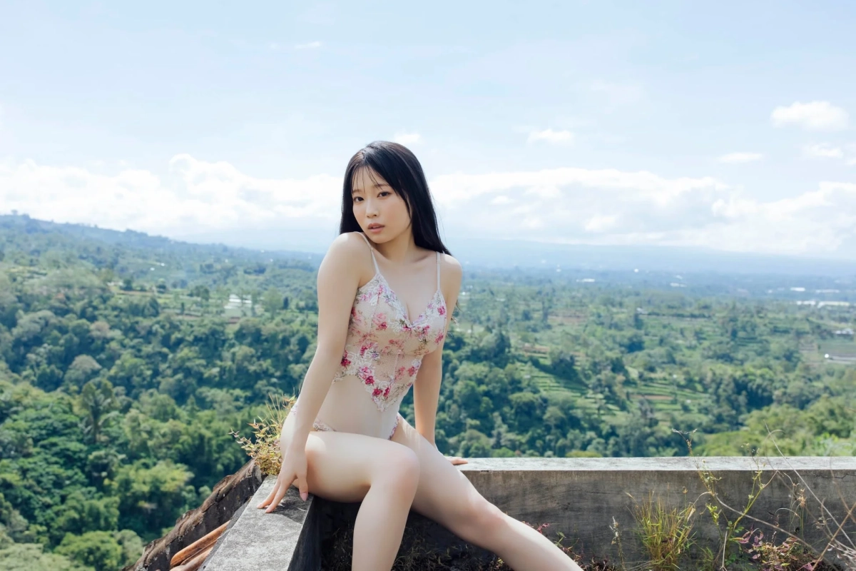 花柄ランジェリー姿の女性、屋外