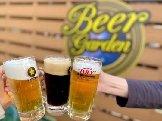 ビアガーデンで乾杯している様子