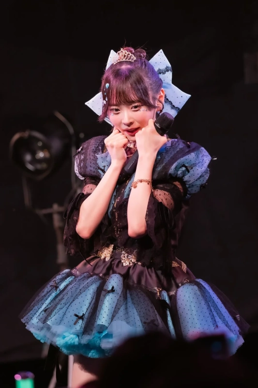 ステージでパフォーマンスするアイドル