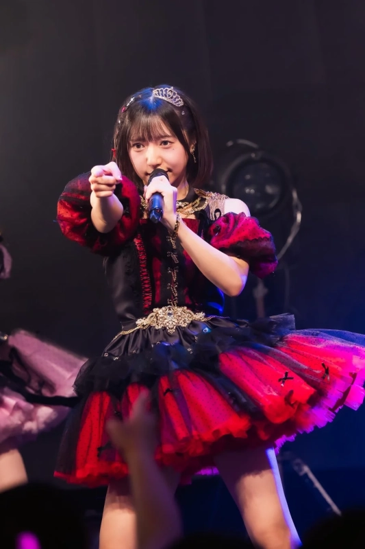 ステージ上で歌唱するアイドル