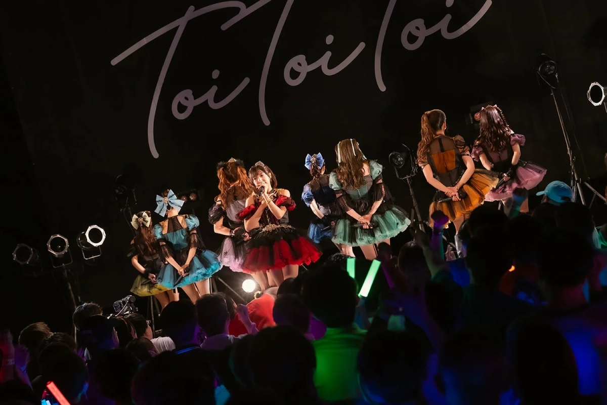 ライブパフォーマンス中のToi Toi Toi