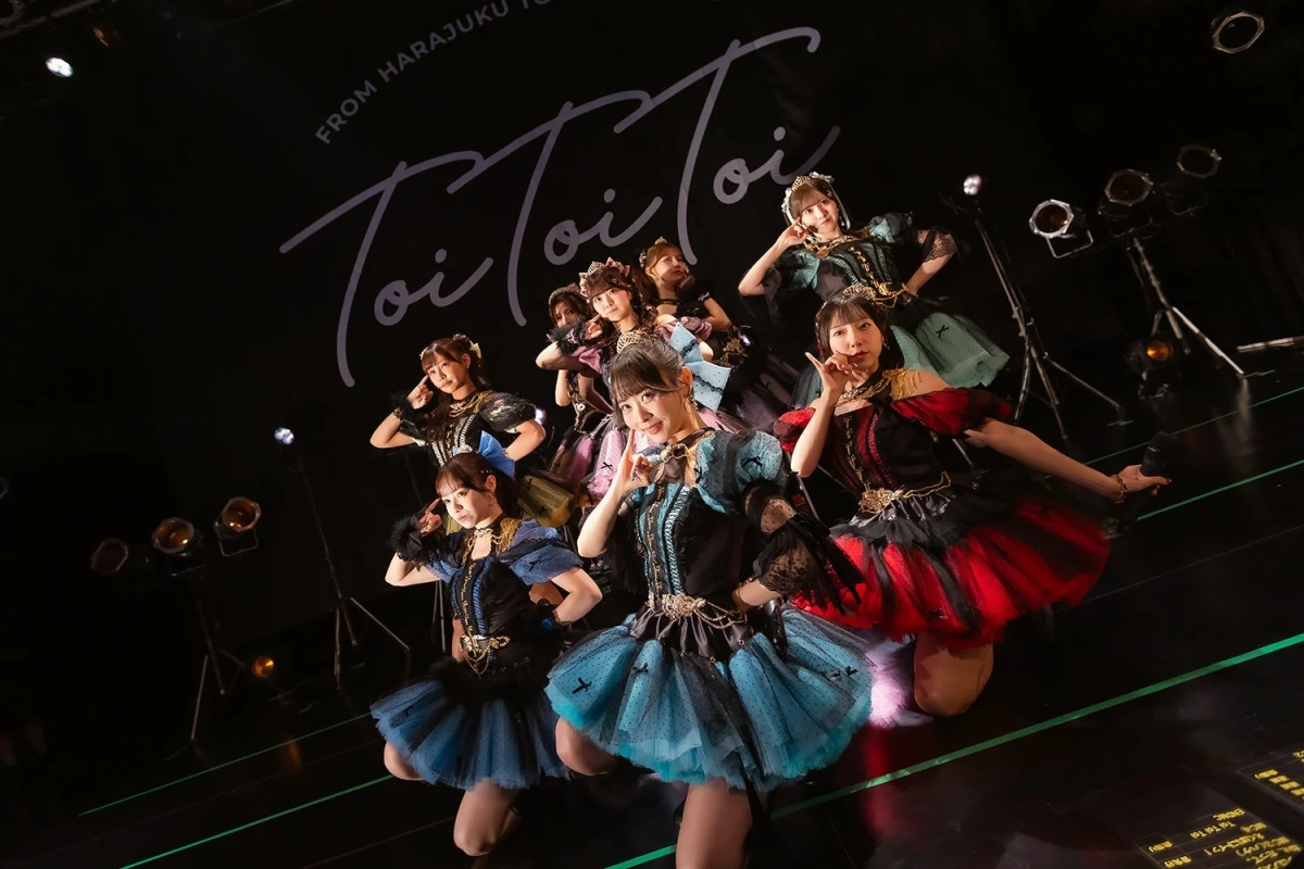 ティアラ付き新衣装でパフォーマンスするToi Toi Toi