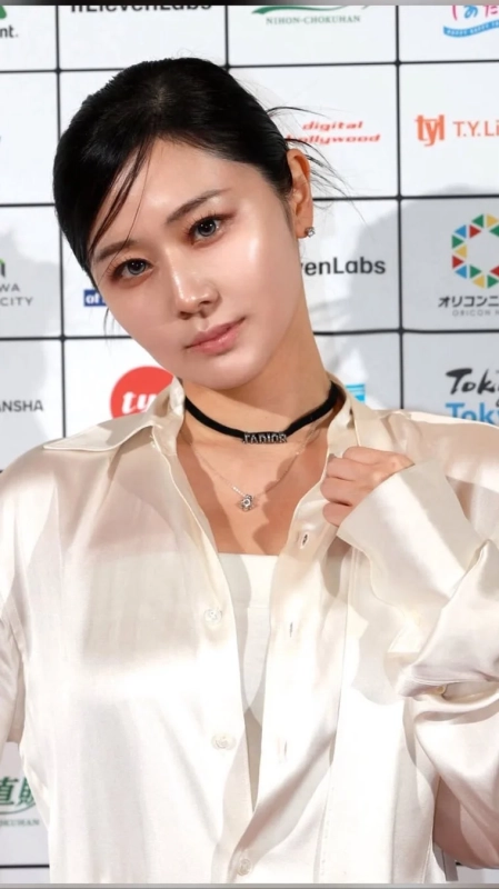 白いシャツとJ'ADIORのチョーカーを身につけた宮藤あどねさん