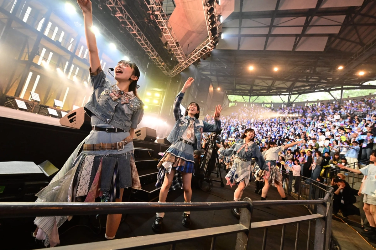 アイドルグループのライブパフォーマンス