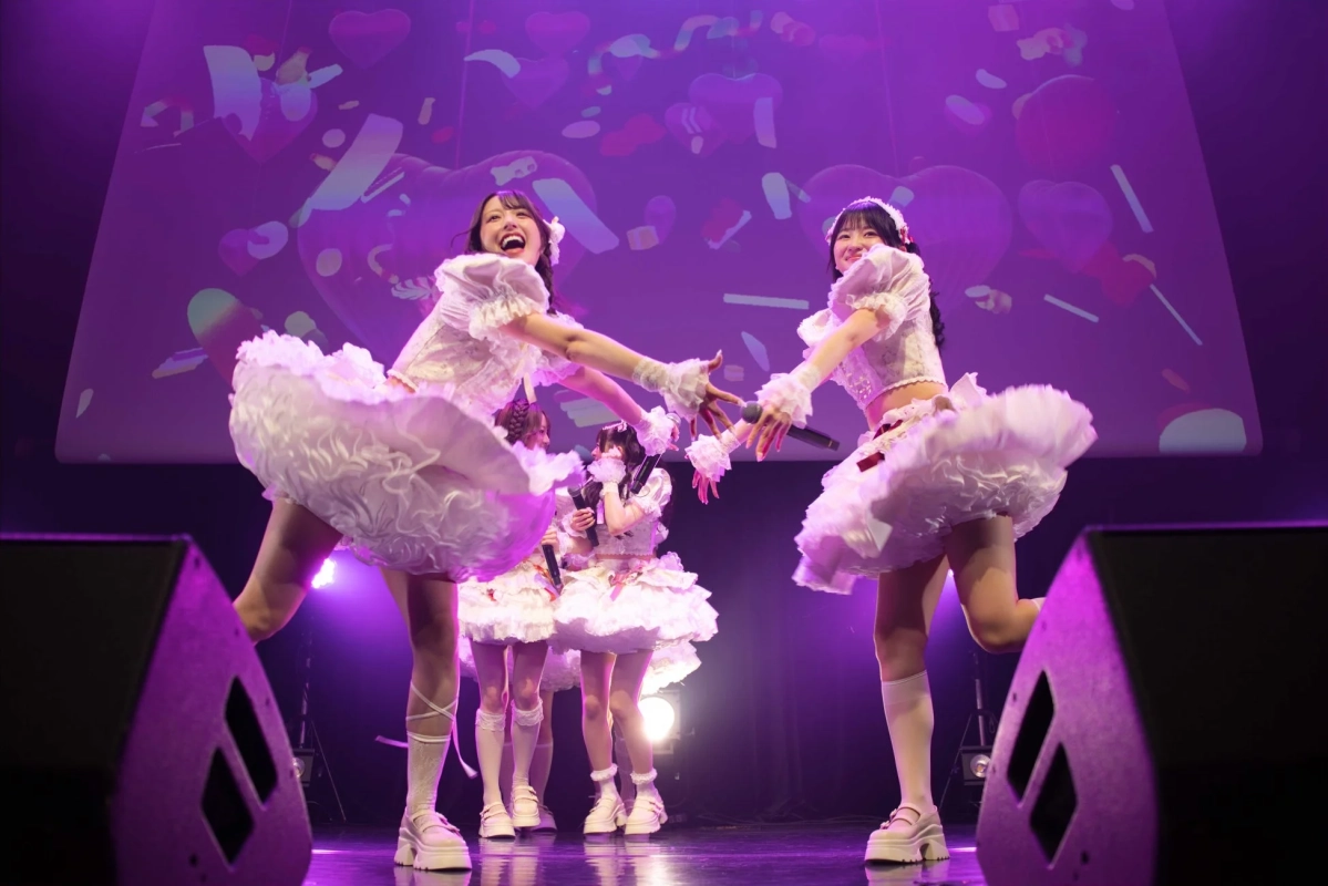 笑顔でパフォーマンスするアイドルグループ