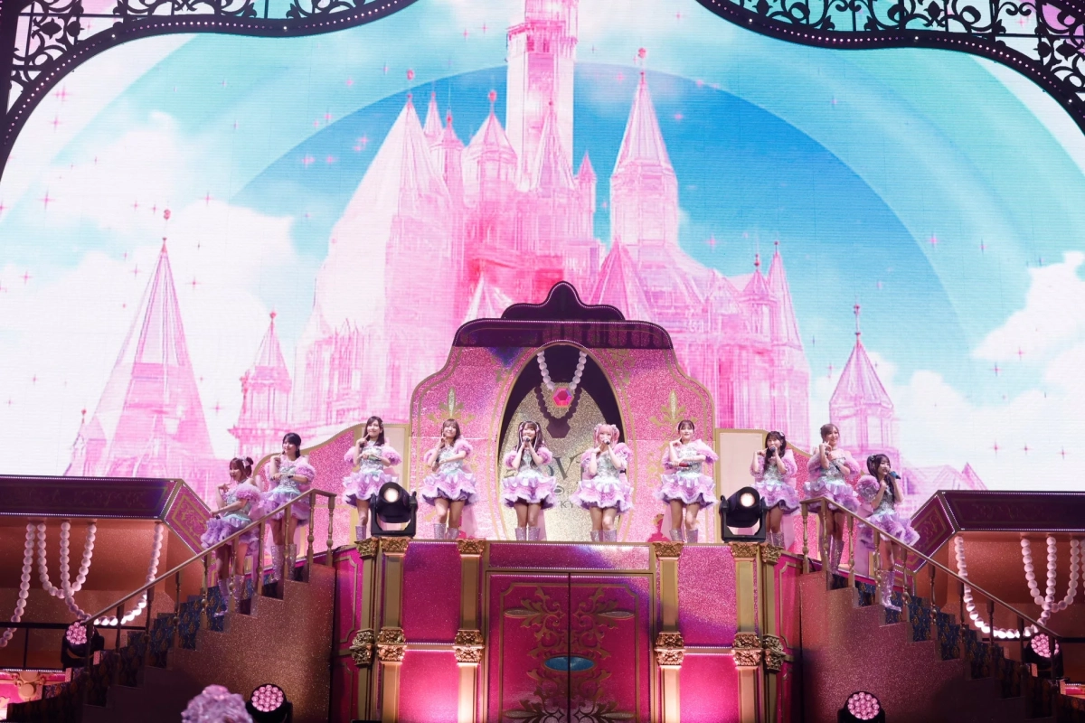 ファンタジーなステージでパフォーマンスするアイドル
