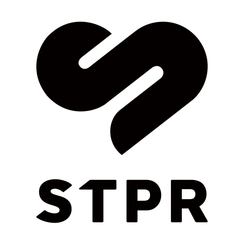 白い背景に黒いS字のロゴマークと「STPR」の文字が配置された画像です。シンプルでモダンなデザインが特徴です。