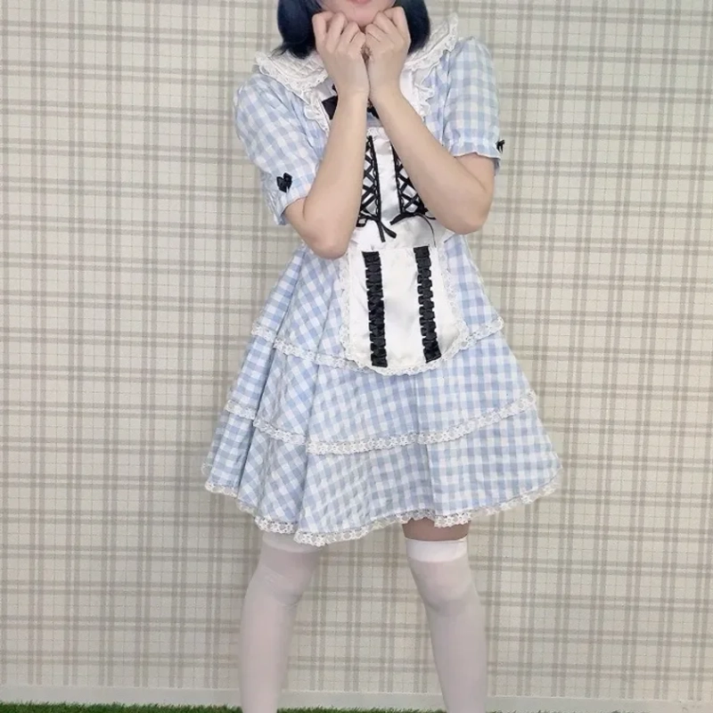 水色のギンガムチェック柄のメイド服
