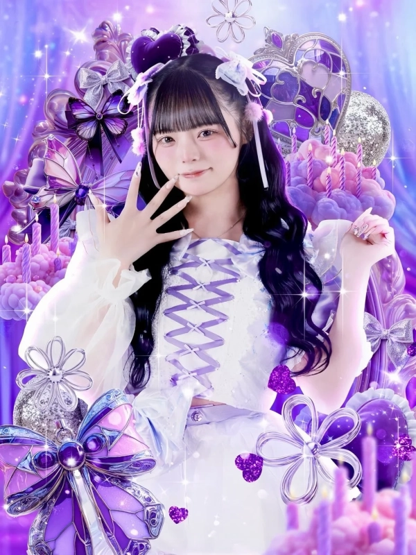 紫と白を基調としたファンタジーな背景の女性アイドル