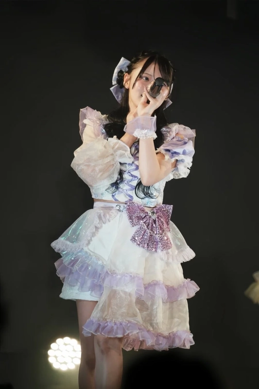 華やかな衣装のアイドル