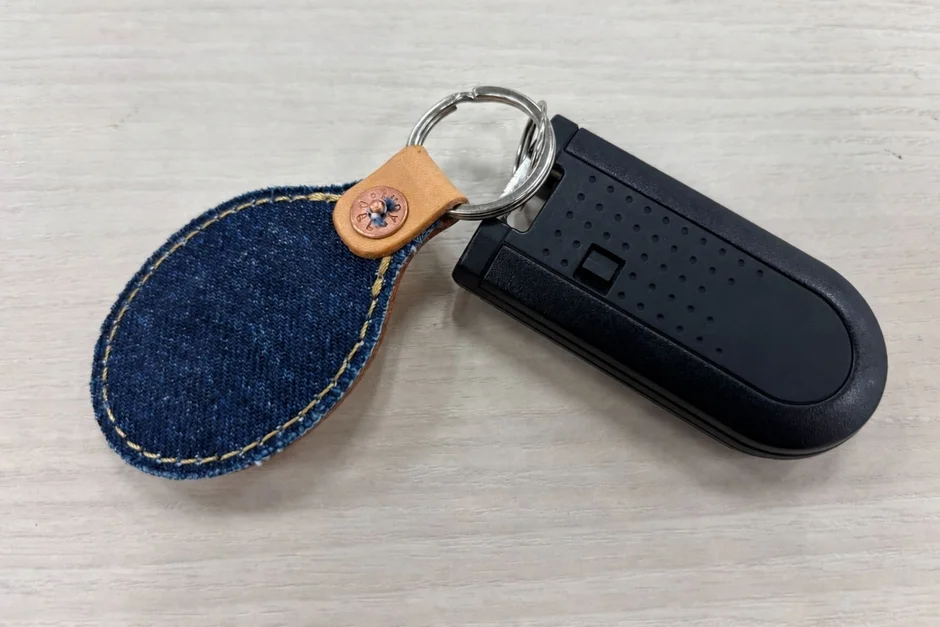 デニムと革製のキーホルダーが付いたスマートキー