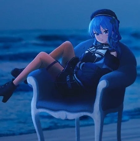 青い椅子に座る星街すいせい