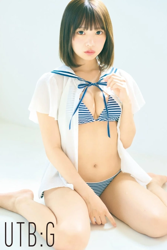 セーラー服風の白いシャツを羽織ったビキニ姿の女性
