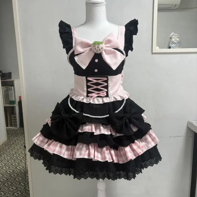 ピンクと黒を基調とした可愛らしいドレス
