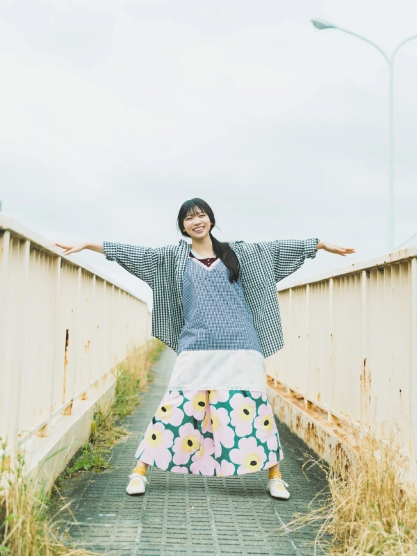 橋の上で笑顔を見せる佐藤愛桜