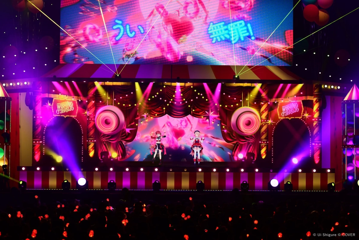 二人のバーチャルアイドルがライブパフォーマンスを行っている様子。