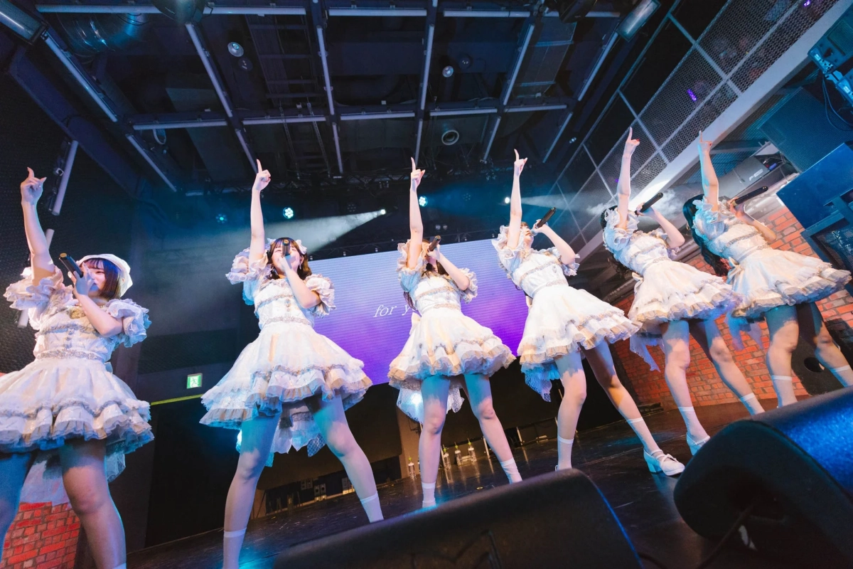ライブパフォーマンス中のアイドルグループ