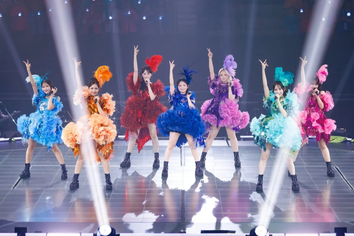アイドルグループがカラフルな衣装でステージパフォーマンス