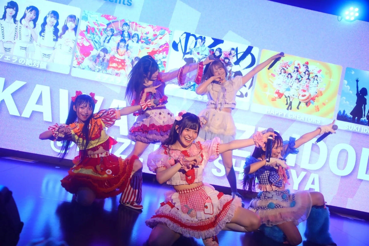 カラフルなステージでパフォーマンスするアイドルグループ
