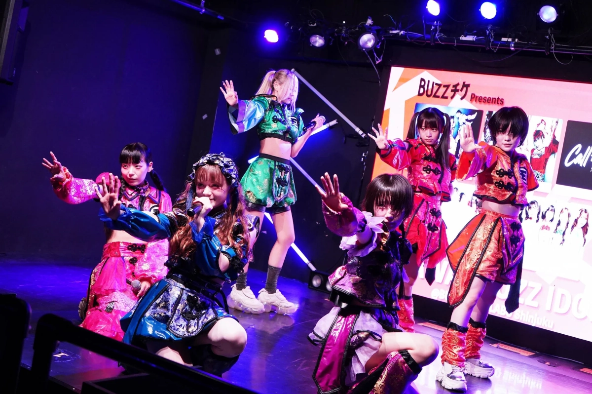 ライブステージでパフォーマンスするアイドルグループ