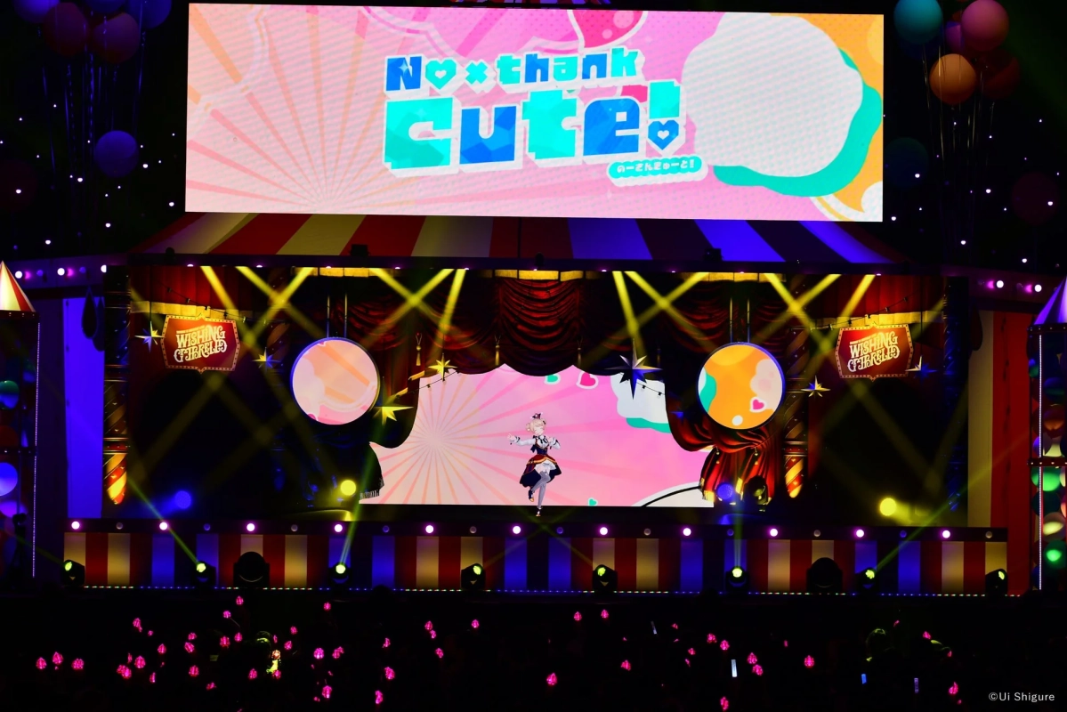 バーチャルアイドルがパフォーマンスしているライブイベントの様子。